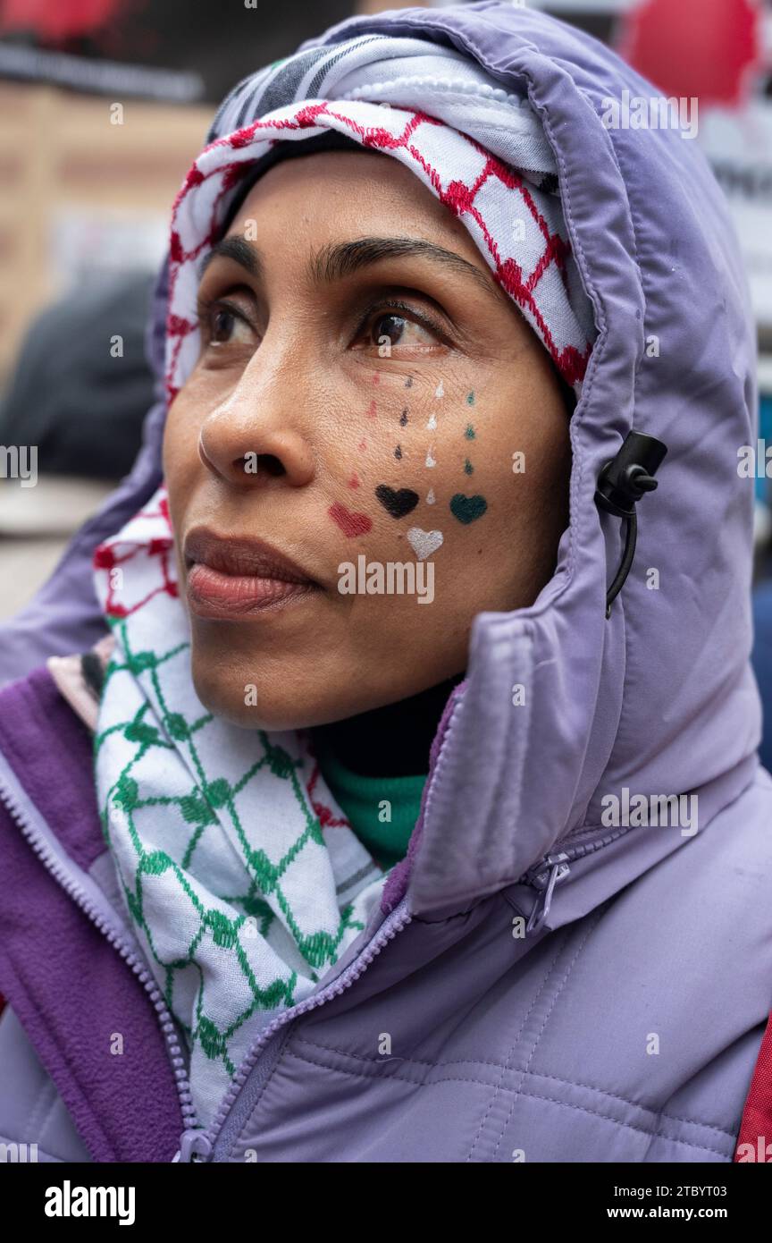 Il 9 dicembre 2023 persone si riuniscono intorno all'incrocio di Bank nella City di Londra per chiedere un cessate il fuoco a Gaza. Donna con lacrime cardiache facciali. Foto Stock