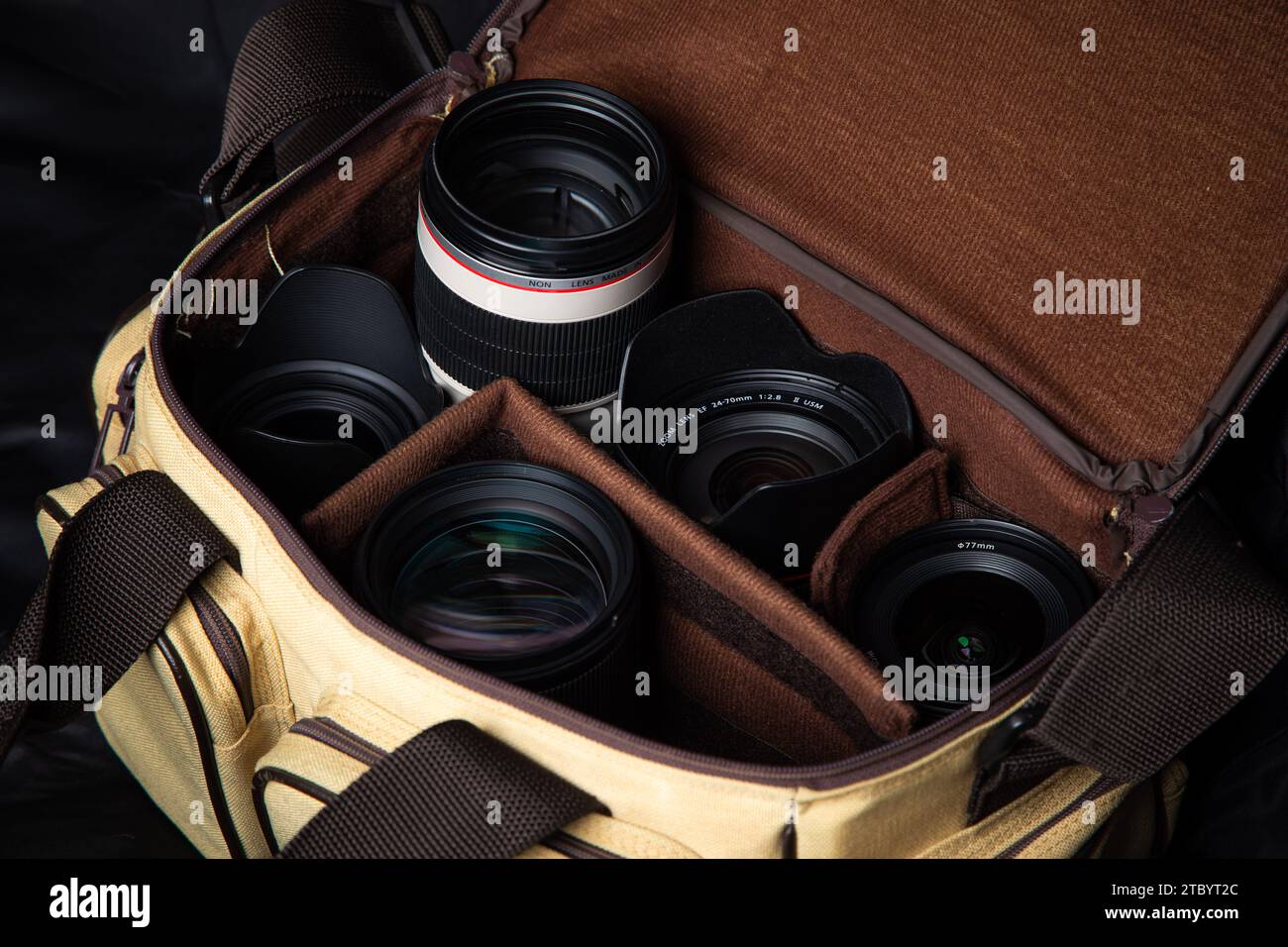 Tasche mit verschiedenen Objektiven gepackt für eine Reise Foto Stock