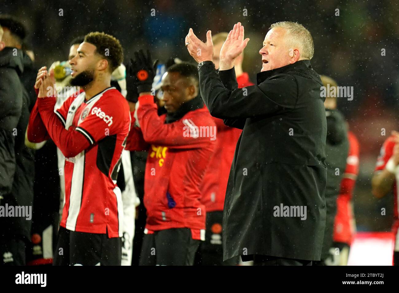 Il manager dello Sheffield United Chris Wilder (centro) applaude i tifosi dopo il fischio finale durante la partita di Premier League a Bramall Lane, Sheffield. Data immagine: Sabato 9 dicembre 2023. Foto Stock