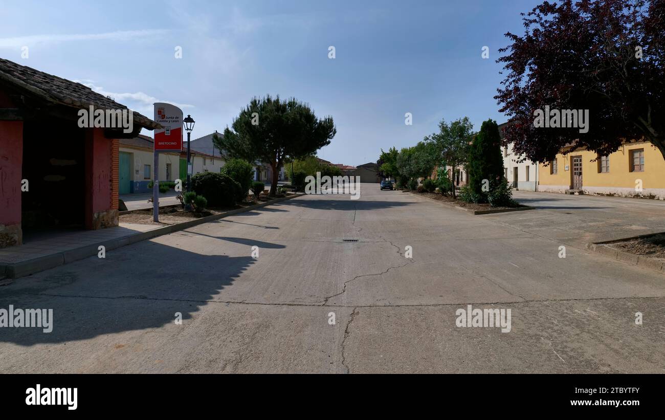 Strada principale nel sonnacchioso villaggio di Bretocino , Castiglia e León, Spagna nord-occidentale, Europa Foto Stock