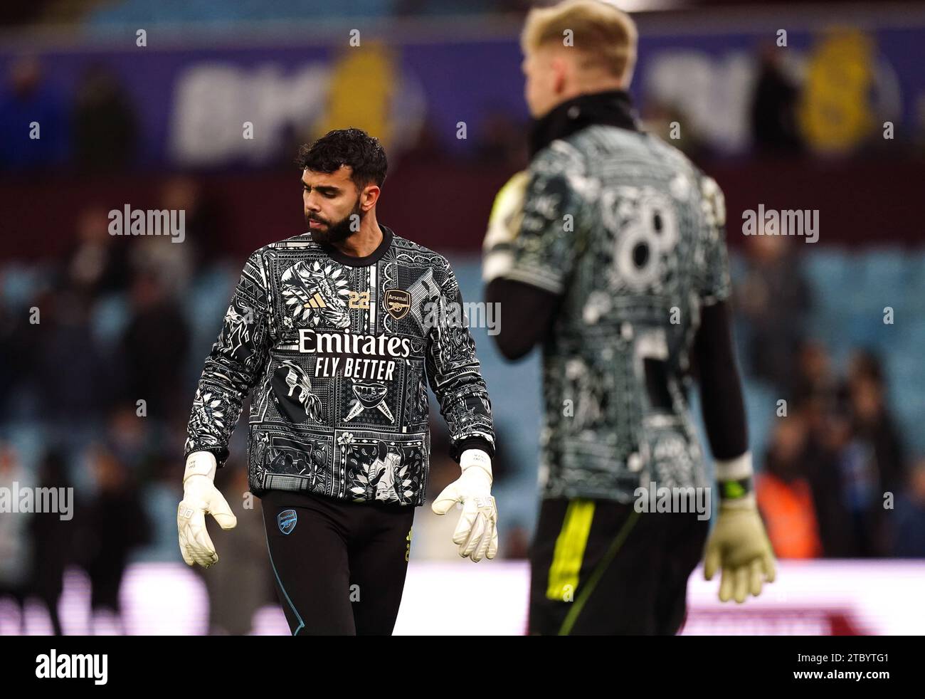 Il portiere dell'Arsenal David Raya (a sinistra) si scalda davanti alla partita di Premier League a Villa Park, Birmingham. Data immagine: Sabato 9 dicembre 2023. Foto Stock