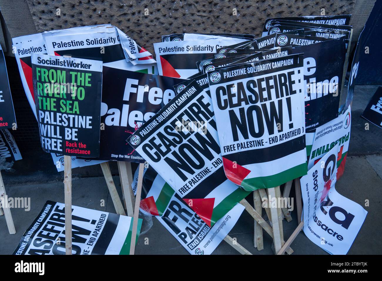 Londra, Regno Unito. Sabato 9 dicembre 2023. Cartelli per una manifestazione palestinese contro la guerra a Gaza. Foto: Richard Gray/Alamy Live News Foto Stock