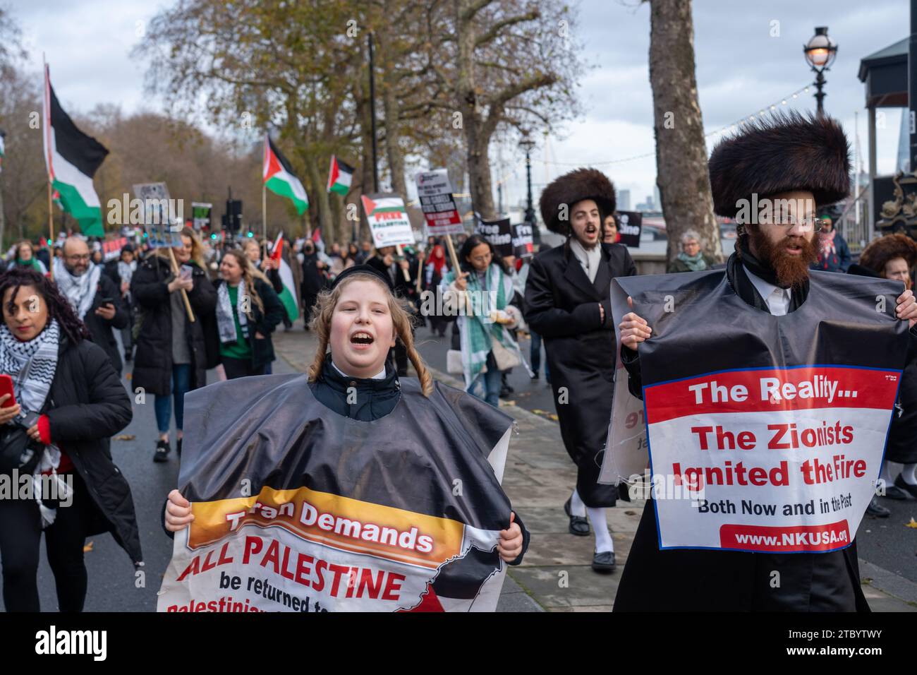 Londra, Regno Unito. Sabato 9 dicembre 2023. Un gruppo di manifestanti ebrei chassidici in una manifestazione in Palestina contro la guerra a Gaza. Foto: Richard Gray/Alamy Live News Foto Stock