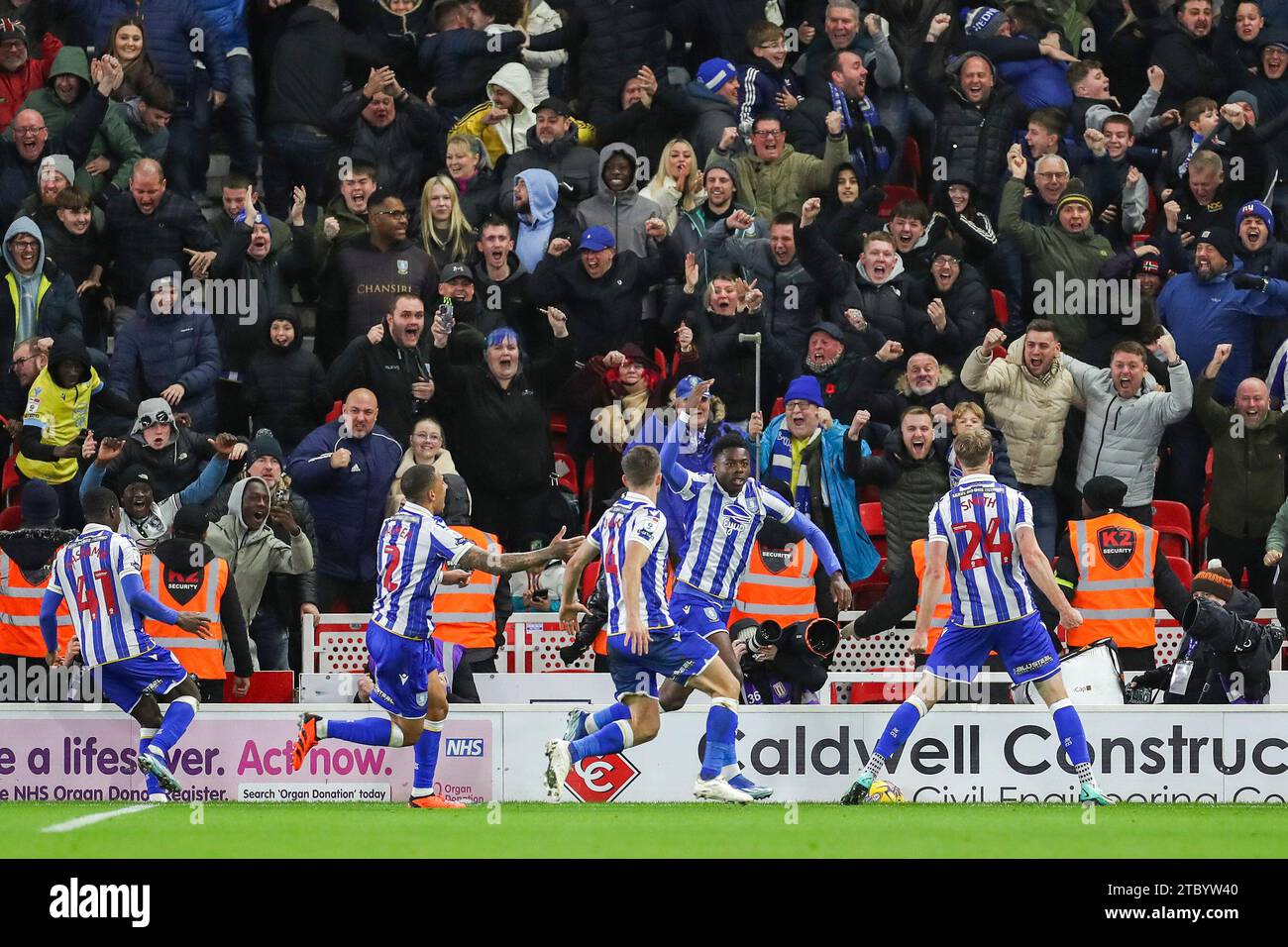 Stoke on Trent, Regno Unito. 9 dicembre 2023. Sheffield Wednesday: Anthony Musaba (45) segna un GOL 0-1 e festeggia con l'attaccante dello Sheffield Wednesday Michael Smith (24) durante la partita Stoke City FC contro Sheffield Wednesday FC Sky BET EFL Championship al Bet365 Stadium, Stoke-on-Trent, Inghilterra, Regno Unito il 9 dicembre 2023 credito: Every Second Media/Alamy Live News Foto Stock