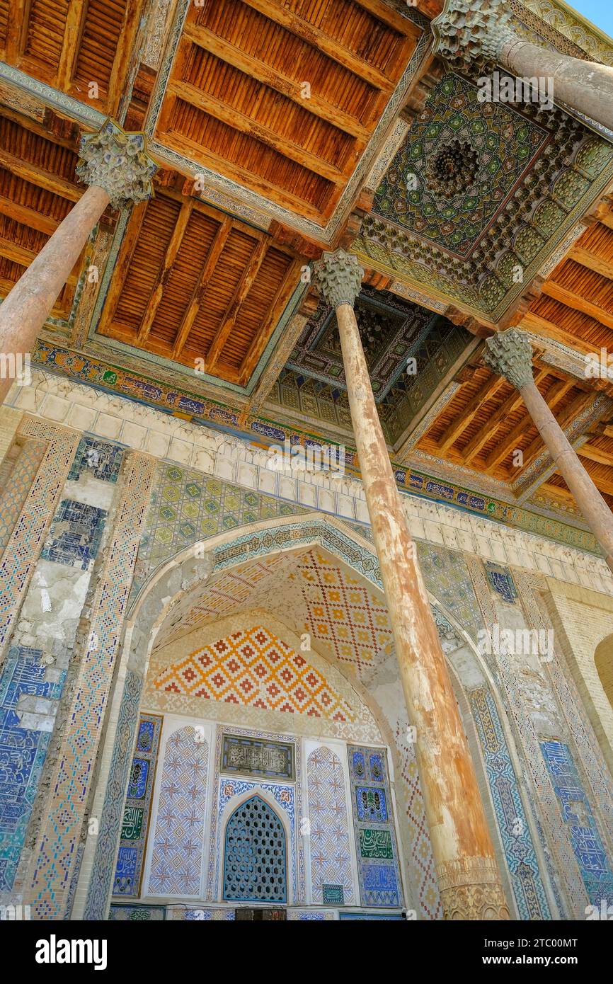 Bukhara, Uzbekistan - 9 dicembre 2023: Vista della Moschea Bolo Hauz nel centro di Bukhara in Uzbekistan. Foto Stock