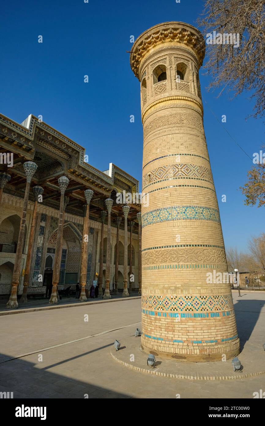Bukhara, Uzbekistan - 9 dicembre 2023: Vista della Moschea Bolo Hauz nel centro di Bukhara in Uzbekistan. Foto Stock
