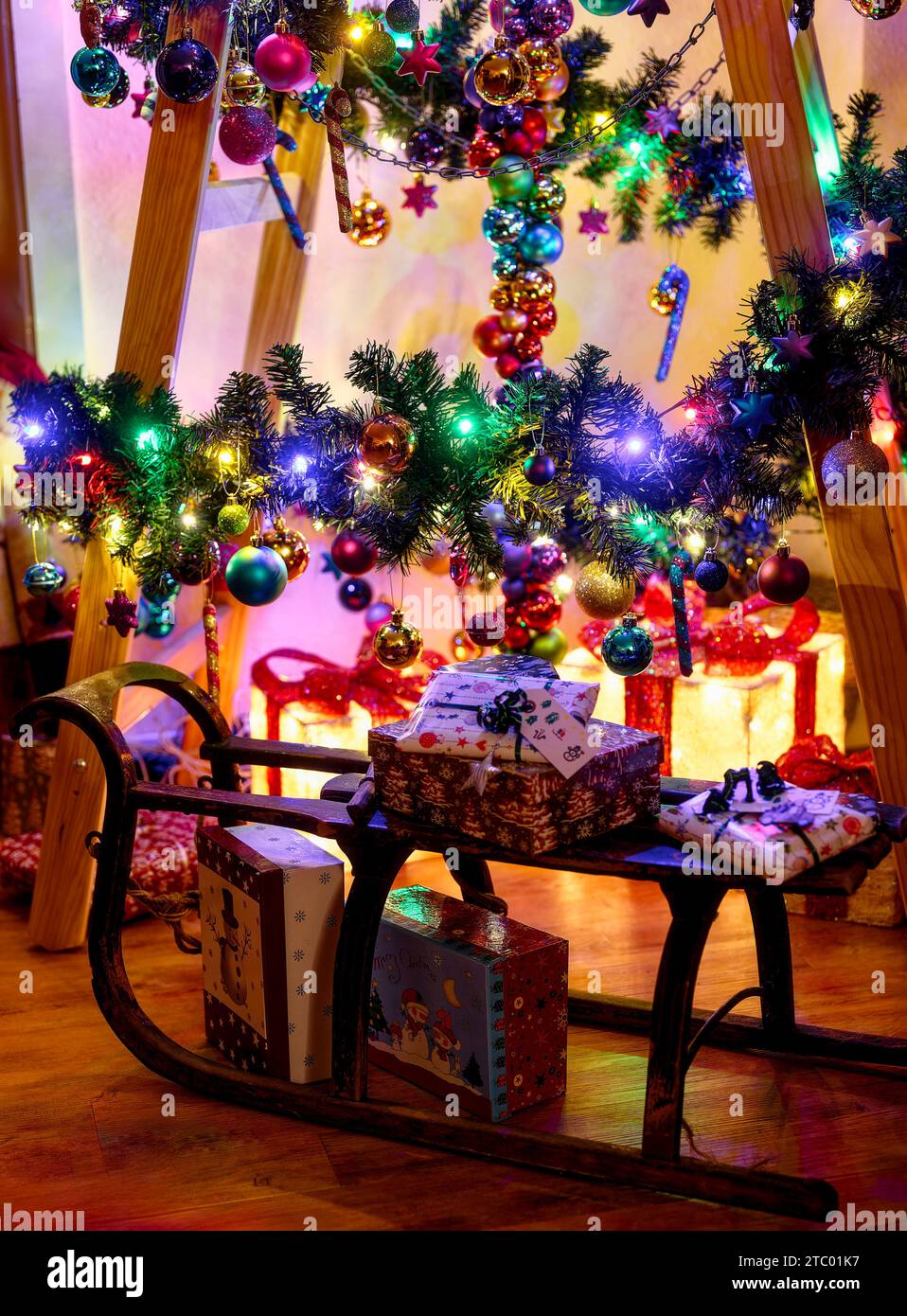 Colorata decorazione natalizia su una scala di legno come alternativa a un albero di Natale. Foto Stock