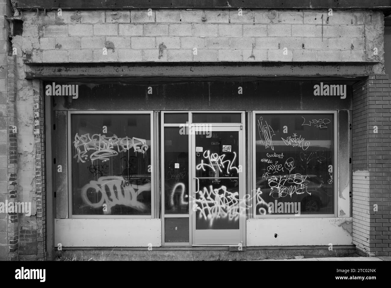 Un edificio chiuso, con graffiti, nel centro di Flint, Michigan, USA Foto Stock