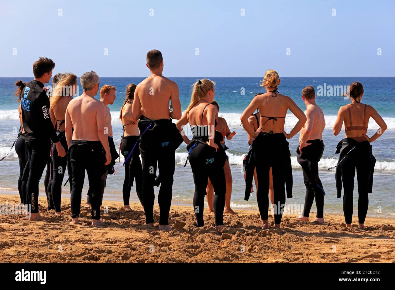 Scuola di surf prima lezione e istruzioni di sicurezza - sulla spiaggia, El Cotillo, Fuerteventura, Isole Canarie, Spagna. Presa nel novembre 2023. Foto Stock