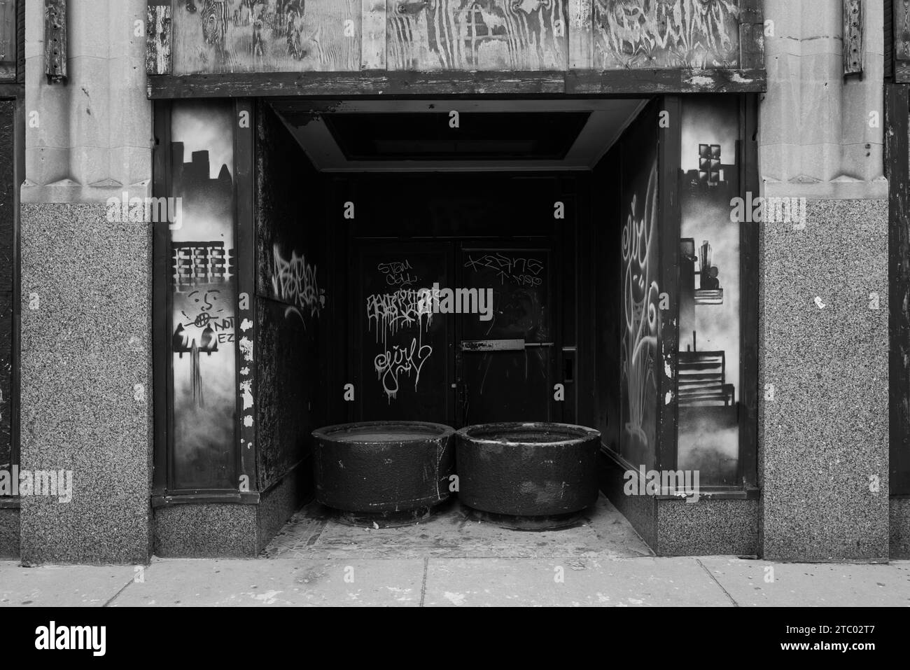 Edificio chiuso, con graffiti, a Flint, Michigan, USA Foto Stock