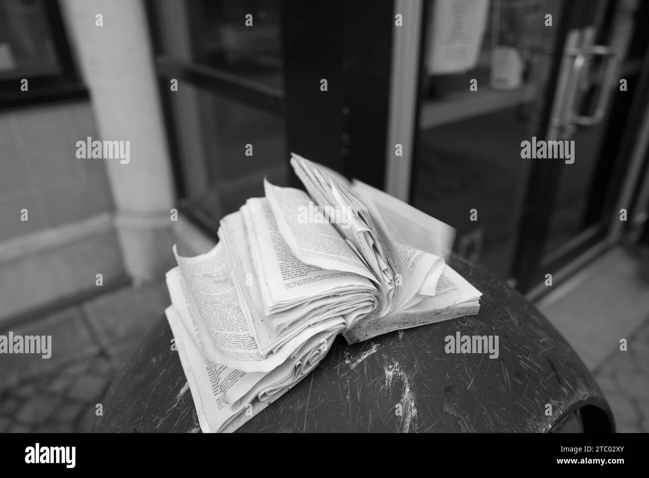 La Bibbia scartata su un cestino a Flint Michigan USA Foto Stock