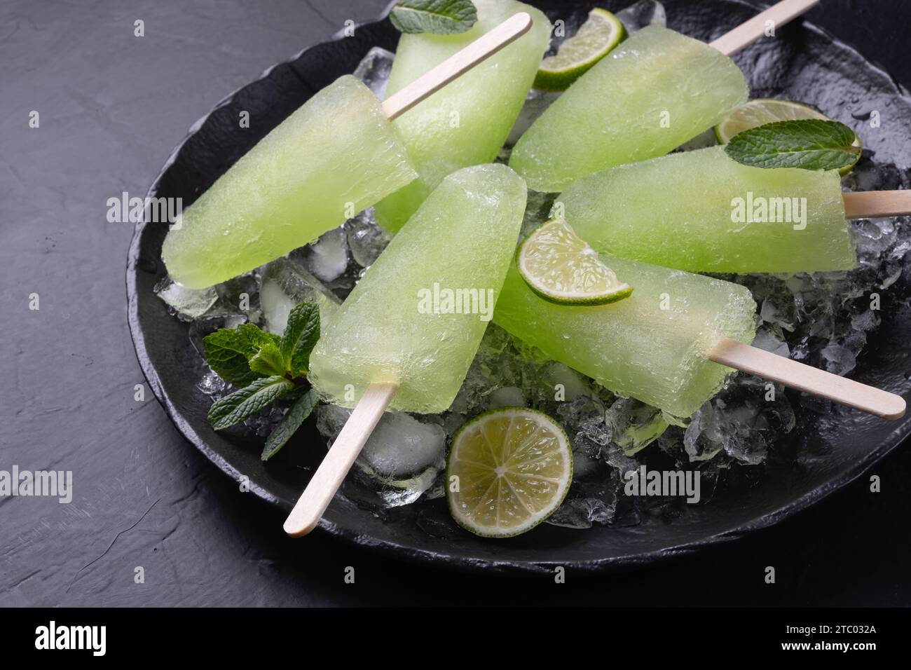 Ghiaccioli di lime e menta fatti in casa impilati su un piatto con ghiaccio Foto Stock