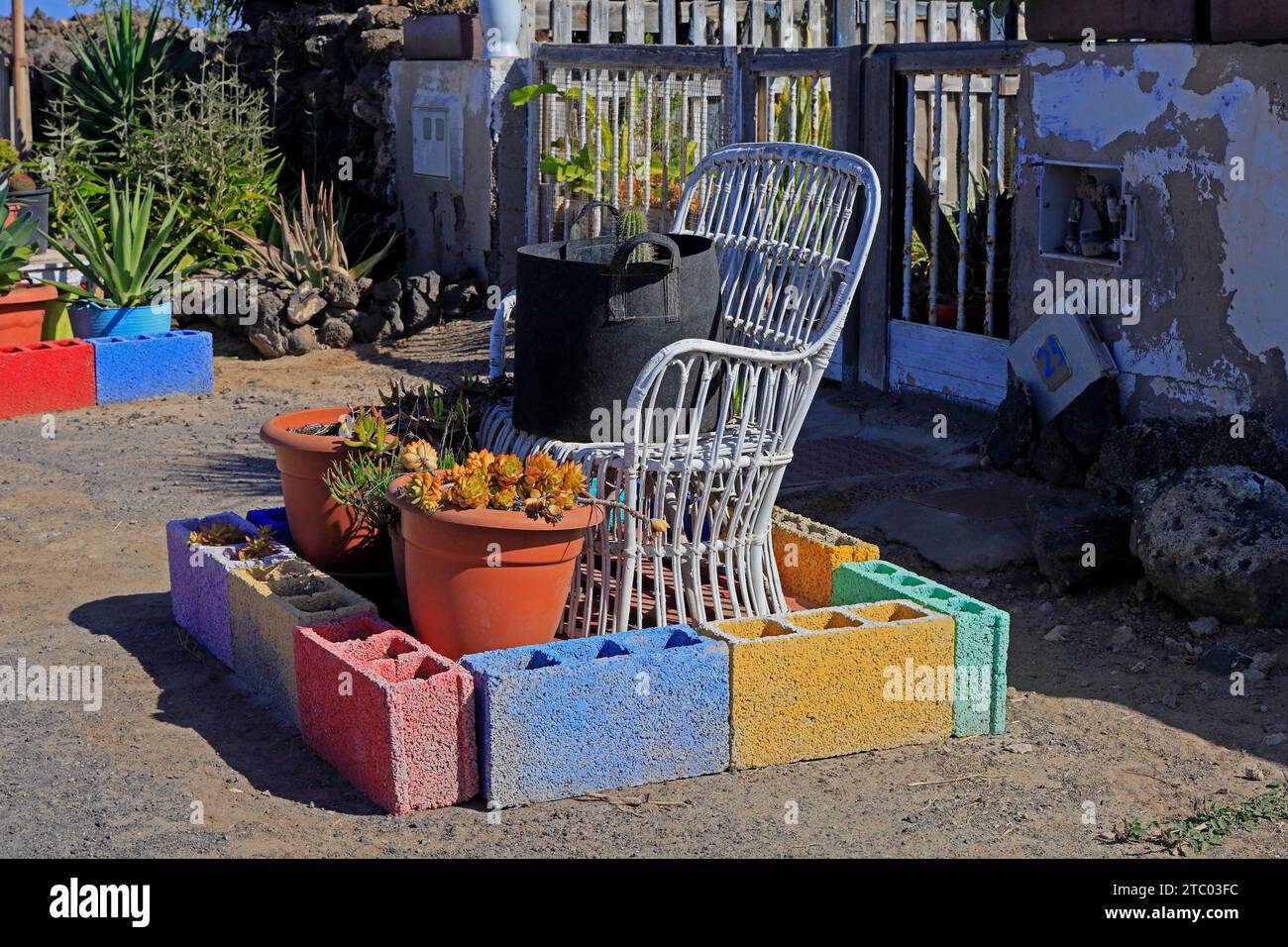 Attraente impianto di piantagione con allegramente dipinti blocchi di brezza, villaggio di El Roque, Fuerteventura, Isole Canarie, Spagna. Presa nel novembre 2023 Foto Stock