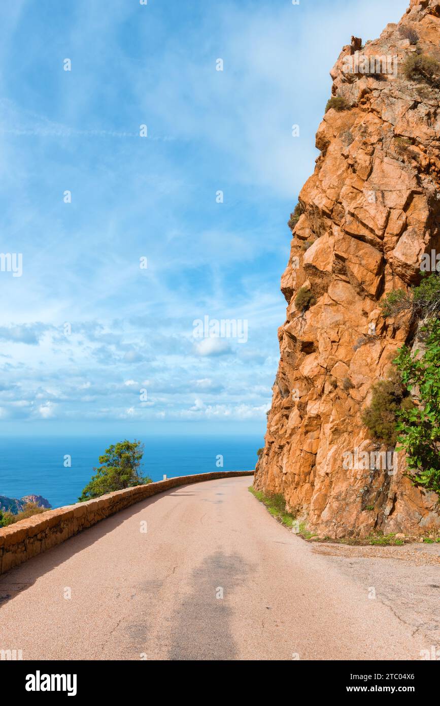 Le strade tortuose che attraversano le magnifiche insenature di piana, patrimonio dell'umanità dell'UNESCO in Corsica, Francia. Foto Stock