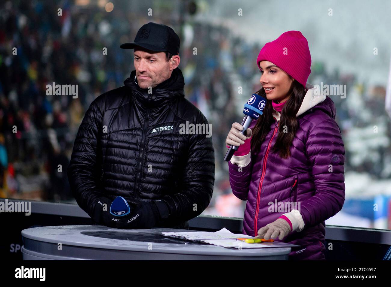 Sven Hannawald (Deutschland, Ex Skispringer, ARD TV Experte), Lea Wagner (ARD Sportschau TV Moderatorin, Sportjournalistin), GER, FIS Viessmsann Skisprung Weltcup Klingenthal, Einzel Springen 09.12.2023 foto: Eibner-Pressefoto/Michael Memmler Foto Stock