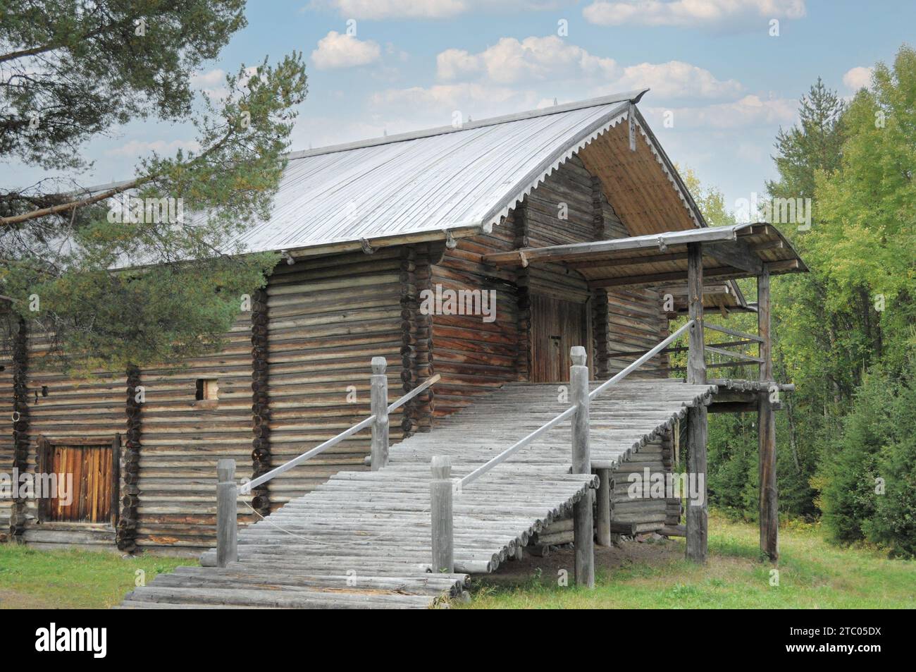 Vecchia casa di legno russa in stile nazionale Foto Stock