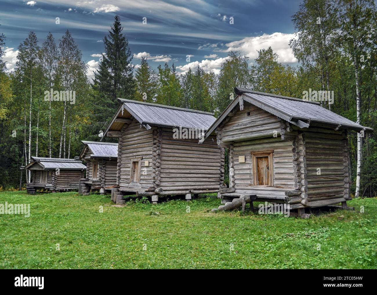 Vecchi fienili di legno in stile nazionale russo. Arkhangelsk. Russia Foto Stock