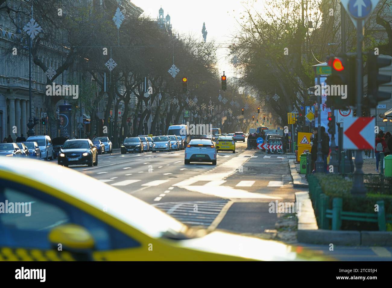 Budapest, Ungheria, Oktogon - 3 dicembre 2023: Via Andrassy nella luce dorata del tramonto. Foto Stock