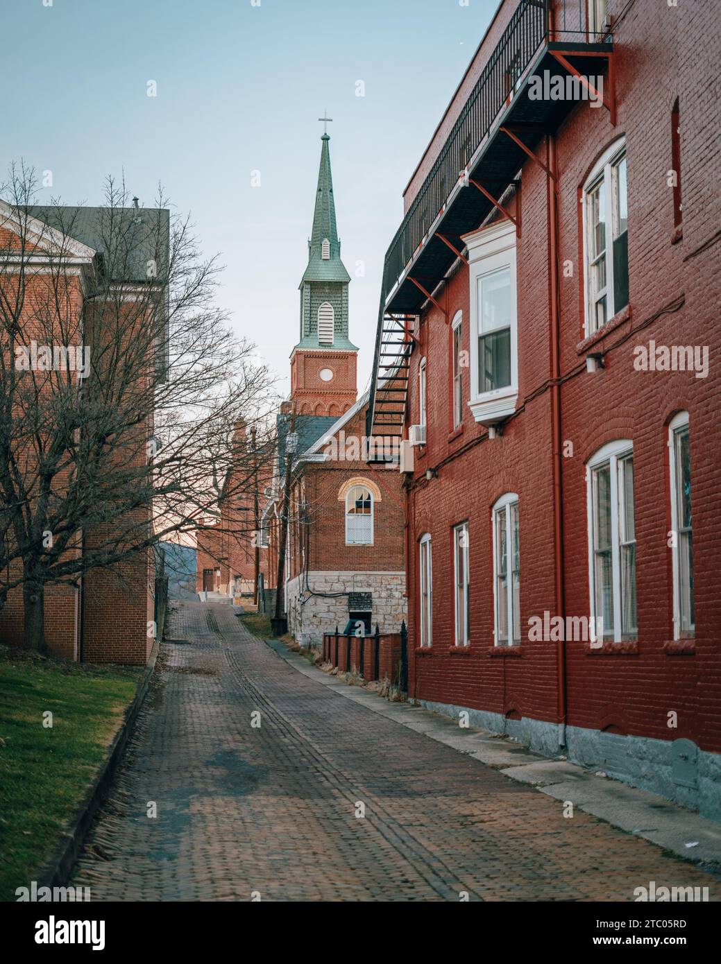 Plum Alley e una chiesa, Cumberland, Maryland Foto Stock