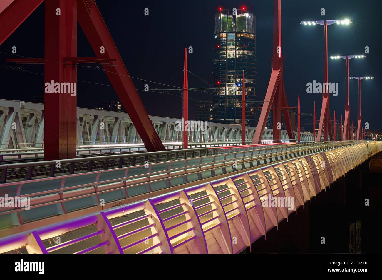 Budapest, Ungheria: Foto Lon del ponte Rakoczi e del campus MOL. Niente persone. Foto Stock