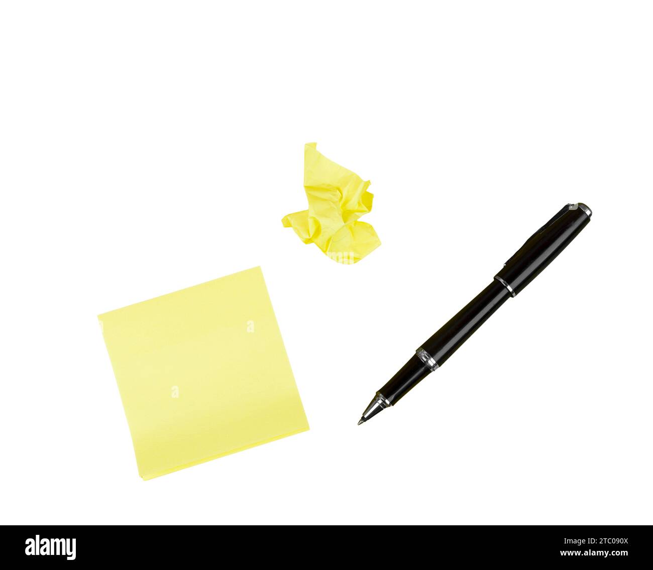 alcune carte adesive gialle e una penna su sfondo trasparente Foto Stock