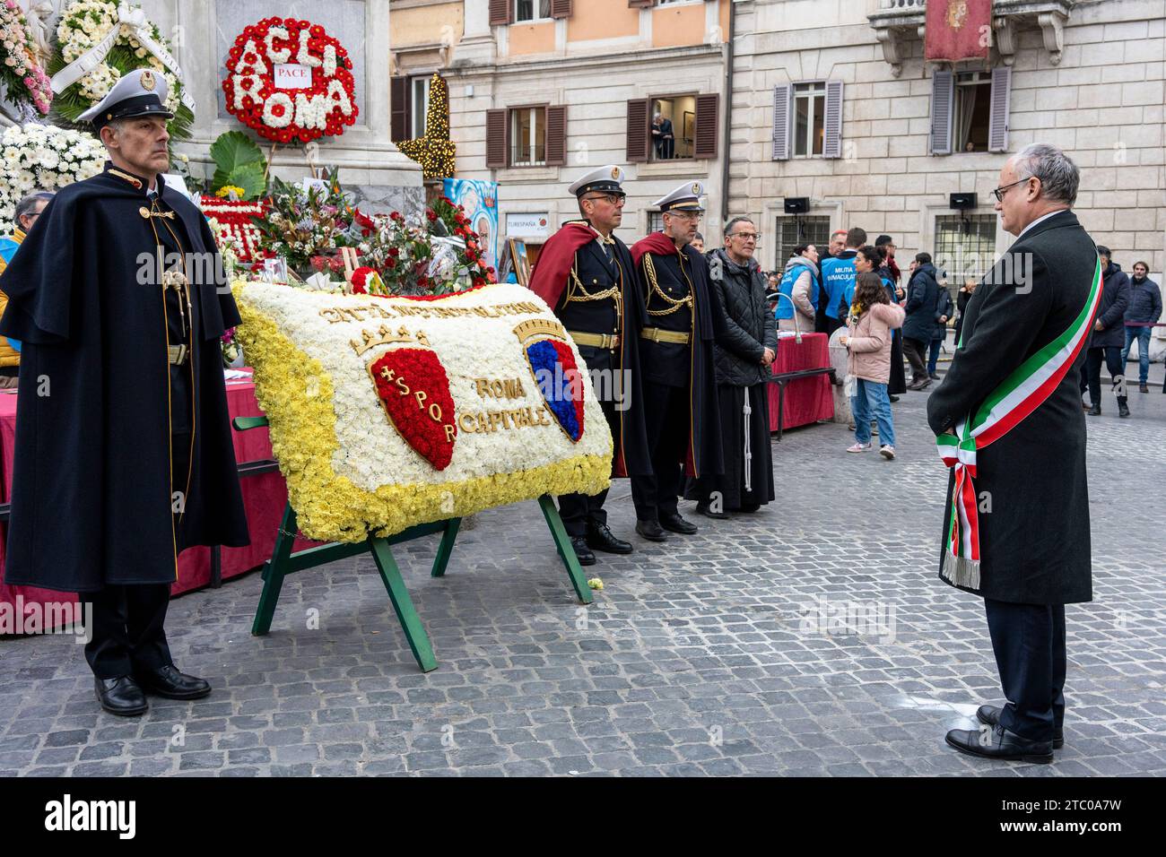 Roma, Italia. 8 dicembre 2023. Roberto Gualtieri, Sindaco di Roma, prega di fronte alla statua della Vergine Maria per la solennità dell'Immacolata Concezione. Papa Francesco celebra la festa dell'Immacolata Concezione con il tradizionale atto di venerazione alla Beata Vergine Maria davanti alla statua dell'Immacolata Concezione in Piazza di Spagna a Roma. (Foto di Stefano Costantino/SOPA Images/Sipa USA) credito: SIPA USA/Alamy Live News Foto Stock