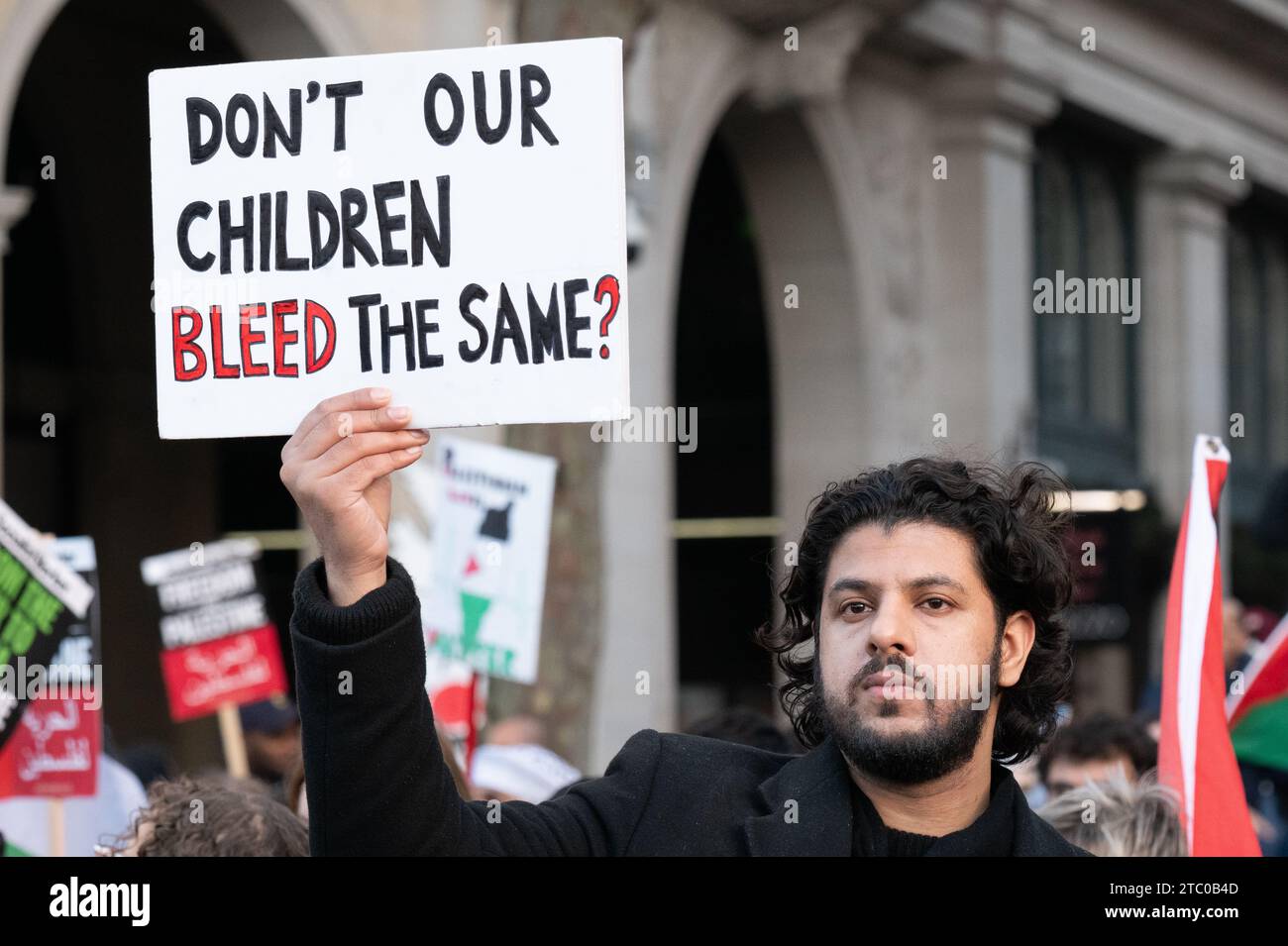 Londra, Regno Unito. 9 dicembre 2023. Decine di migliaia di sostenitori palestinesi marciano attraverso il centro di Londra fino a Whitehall chiedendo un cessate il fuoco permanente e la fine del sostegno britannico e statunitense all'assedio di Israele, al bombardamento e all'invasione di Gaza a seguito di un attacco da parte di militanti di Hamas dal territorio assediato. Gaza, sotto blocco dal 2007, è stata descritta dal Segretario generale delle Nazioni Unite Antonio Guterres come "un cimitero per bambini”, mentre sia Londra che Washington si sono opposti a un cessate il fuoco. Crediti: Ron Fassbender/Alamy Live News Foto Stock