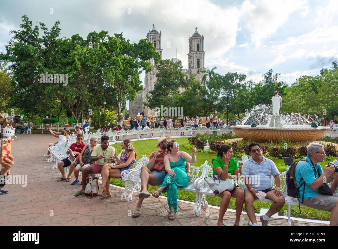 Valladolid, Yucatan, Messico, persone sedute su una panchina bianca, Principal Park (Parque Principal Francisco Cantón Rosado) a Vallad Foto Stock