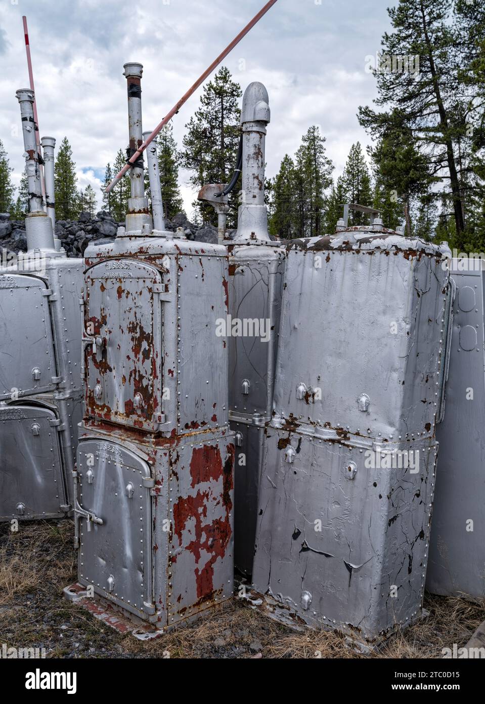 Scatole di segnalazione arrugginite per ferrovia impilate a terra presso lo scalo ferroviario di Crescent Lake, Oregon, Stati Uniti Foto Stock
