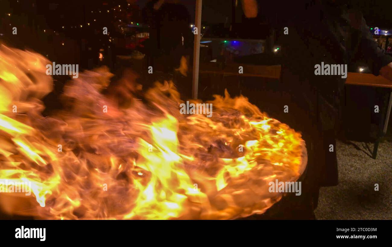 Feuerstelle Grill mit Lodernden Flammen Foto Stock