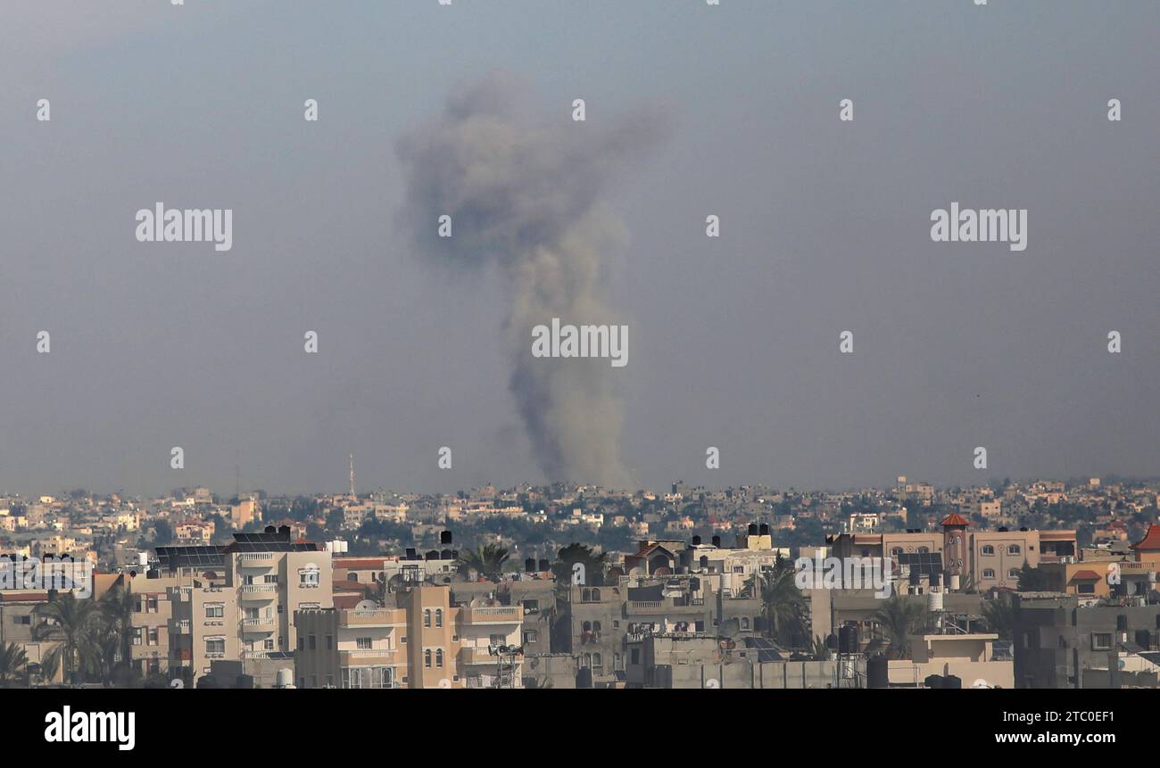 Rafah, Gaza. 8 dicembre 2023. Il fumo rimbalza dopo il bombardamento israeliano nella zona di al-Mawasi a ovest di Rafah nella Striscia di Gaza meridionale, sabato 9 dicembre 2023. Foto di Ismael Mohamad/UPI. Crediti: UPI/Alamy Live News Foto Stock