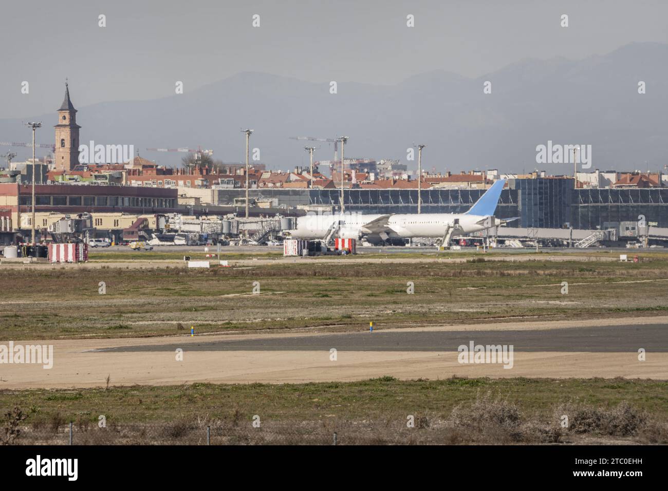 Hangar di un terminal all'aeroporto Barajas di Madrid Foto Stock