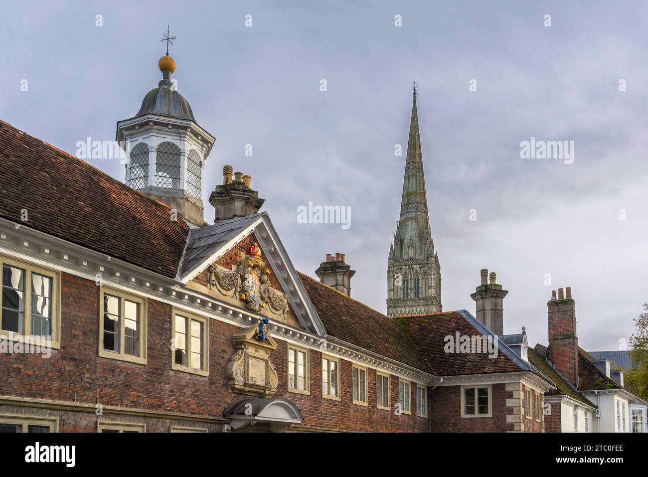 Edifici lungo Salisbury High Street con vista verso Salisbury Cathedral spire, Salisbury, Wiltshire, Inghilterra, Regno Unito Foto Stock