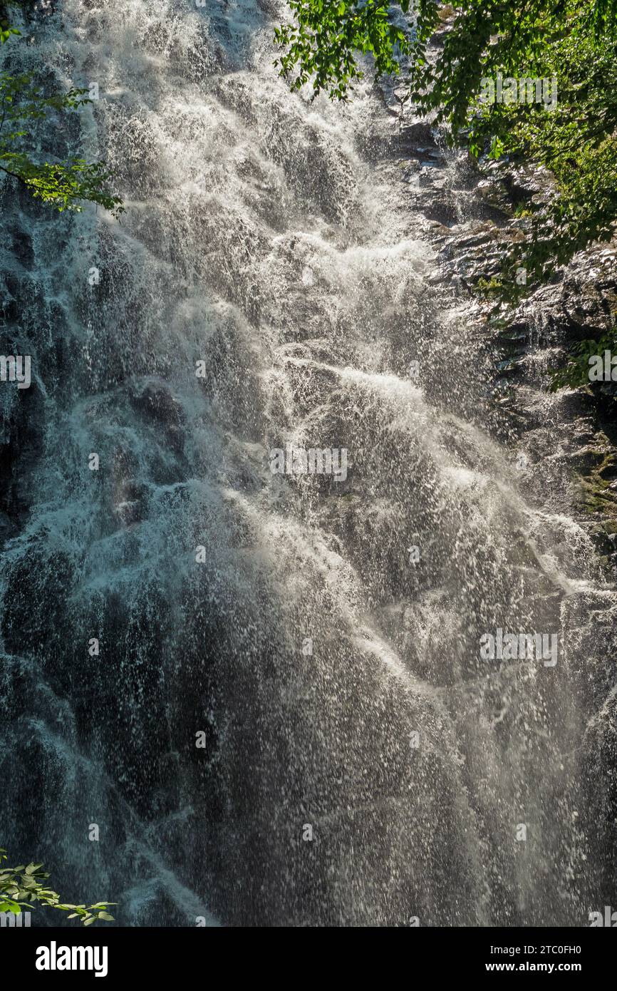 Spettacolare cascata nella foresta a Crabtree Falls sulla Blue Ridge Parkway nel North Carolina Foto Stock