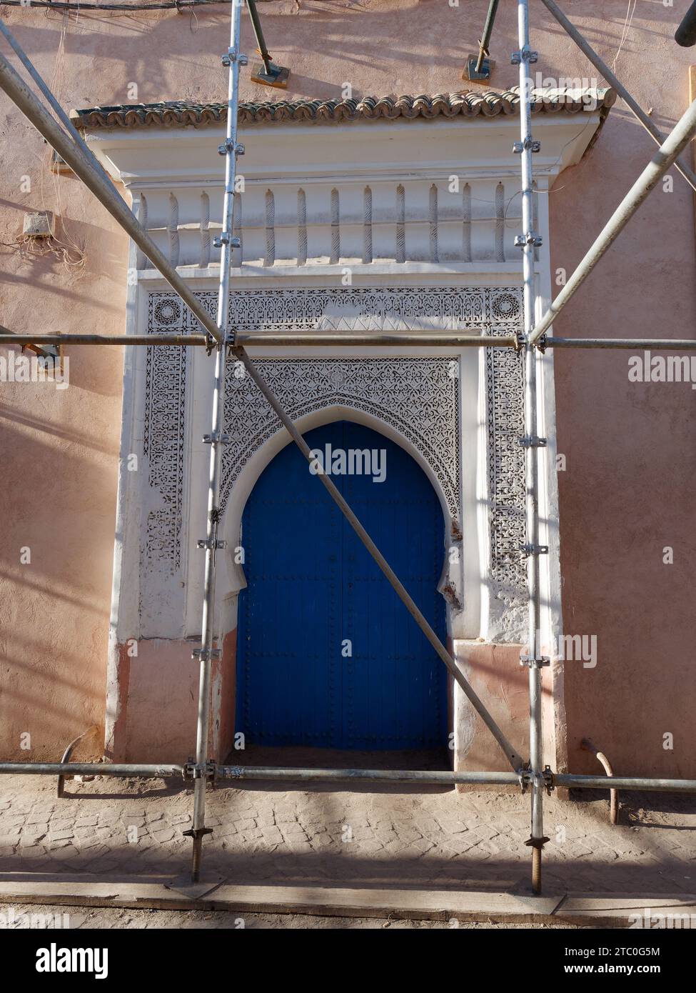 Porta blu elegantemente incorniciata circondata da impalcature dopo il terremoto nella Medina di Marrakech, alias Marrakech, Marocco, 9 dicembre 2023 Foto Stock