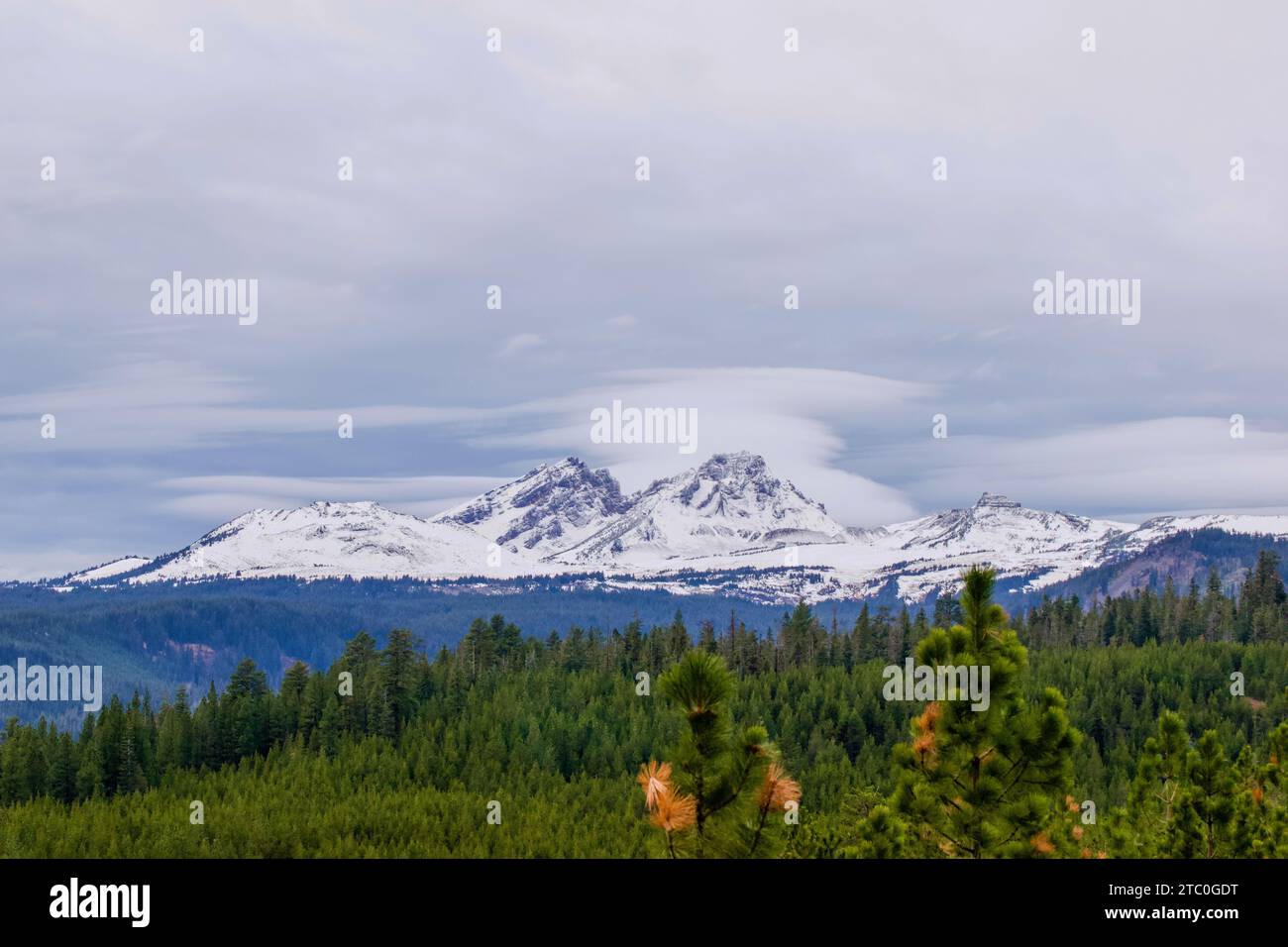Catena montuosa Sisters nella catena delle Cascate dell'Oregon centrale Foto Stock