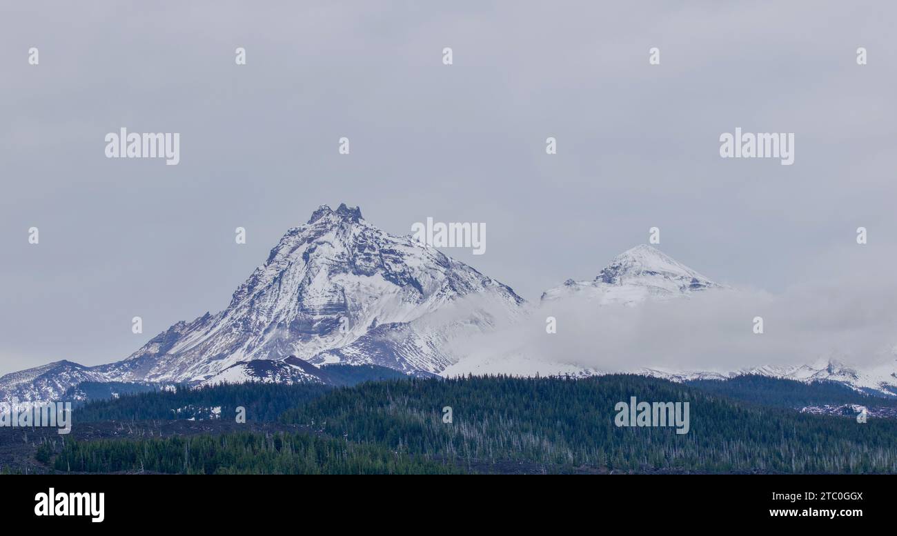 North e Middle Sisters nella catena montuosa Central Oregon Cascade Foto Stock