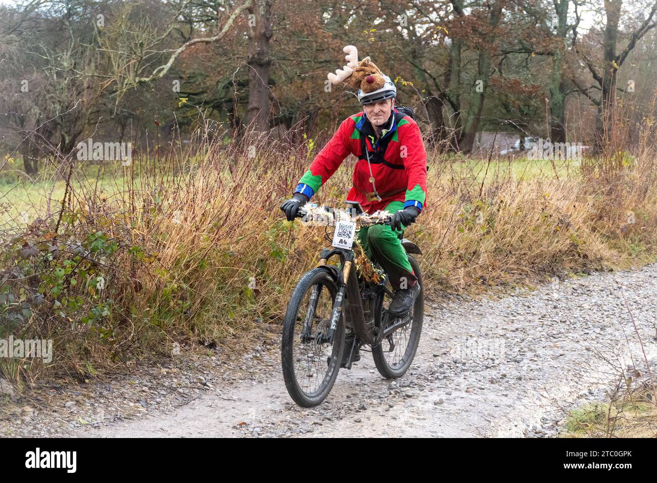 9 dicembre 2023. I concorrenti che cavalcano le loro mountain bike nell'evento ciclistico Dirty Santa MTB sulle Surrey Hills, Inghilterra, Regno Unito. Molti dei ciclisti erano in abiti eleganti a tema natalizio e stavano diventando molto fangosi lungo il percorso fuoristrada attraverso l'area di straordinaria bellezza naturale delle Surrey Hills. Foto Stock