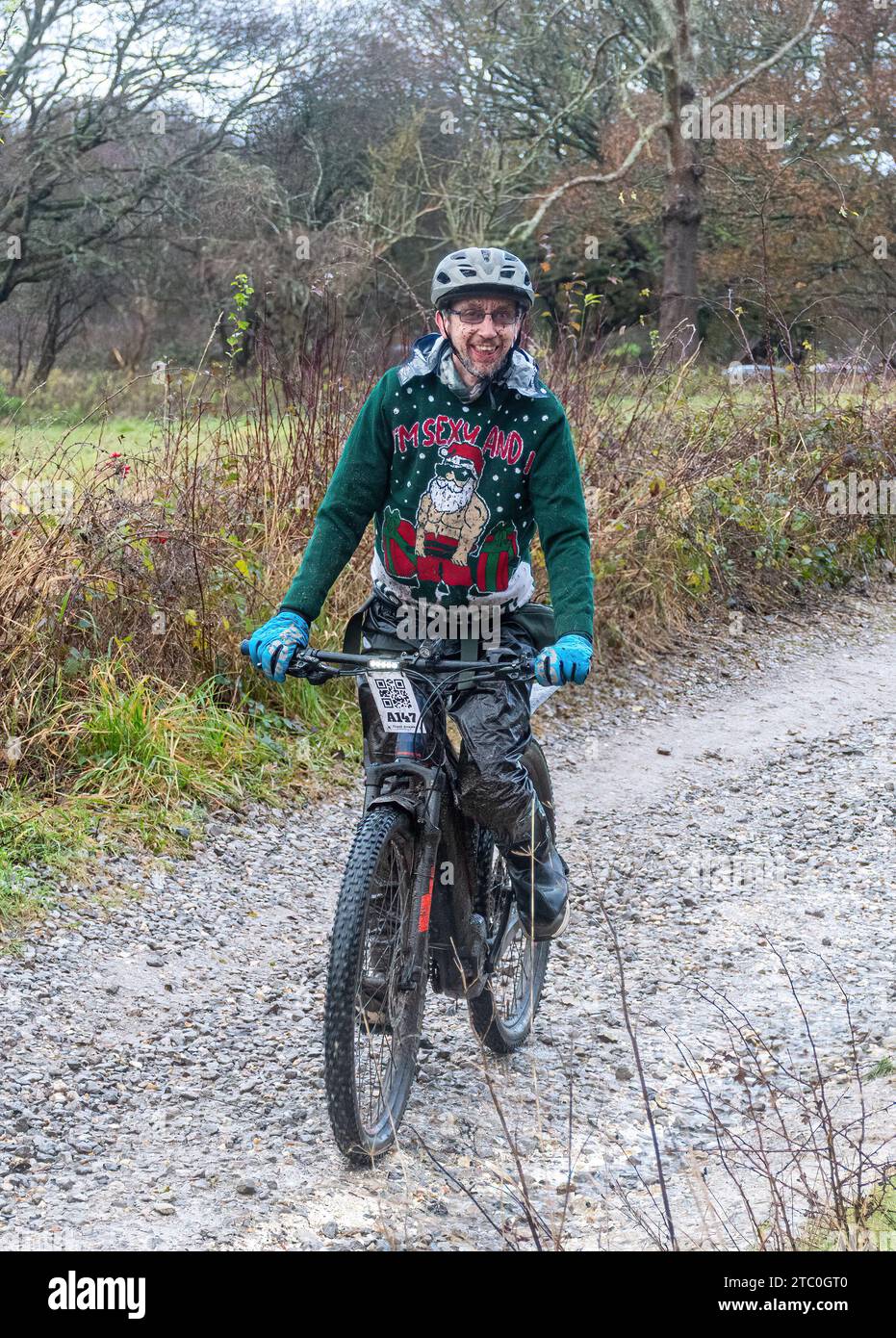 9 dicembre 2023. I concorrenti che cavalcano le loro mountain bike nell'evento ciclistico Dirty Santa MTB sulle Surrey Hills, Inghilterra, Regno Unito. Molti dei ciclisti erano in abiti eleganti a tema natalizio e stavano diventando molto fangosi lungo il percorso fuoristrada attraverso l'area di straordinaria bellezza naturale delle Surrey Hills. Foto Stock