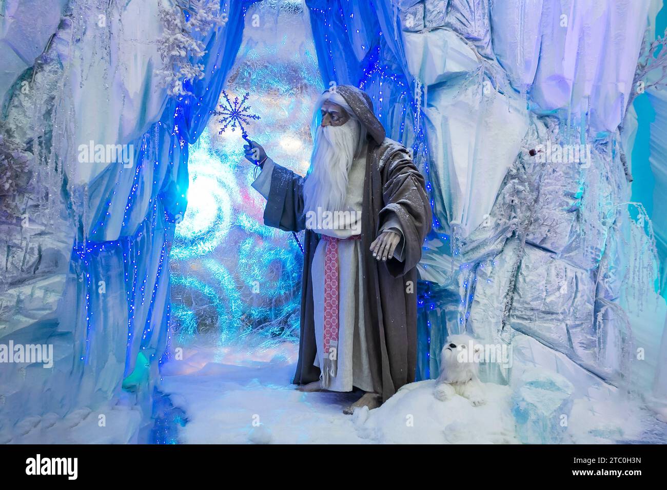 Babbo Natale slavo di Natale su uno sfondo fiabesco invernale con una delicata attenzione, che implica shopping natalizio. Foto Stock