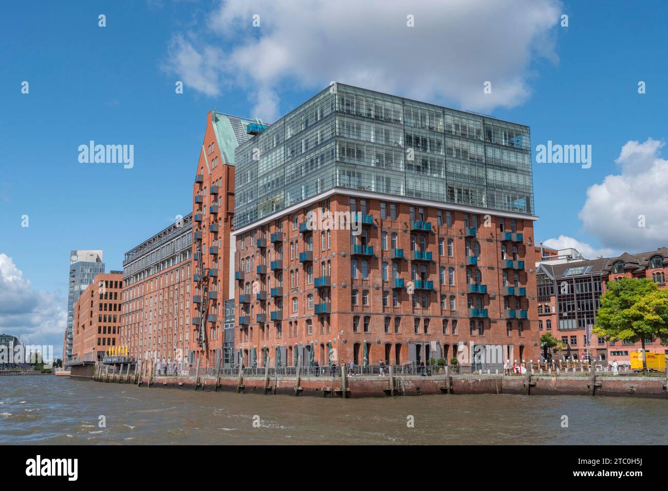 Il GINN Hotel Hamburg Elbspeicher ha visto dalla fermata del traghetto Altona HADAG ad Amburgo, Germania. Foto Stock