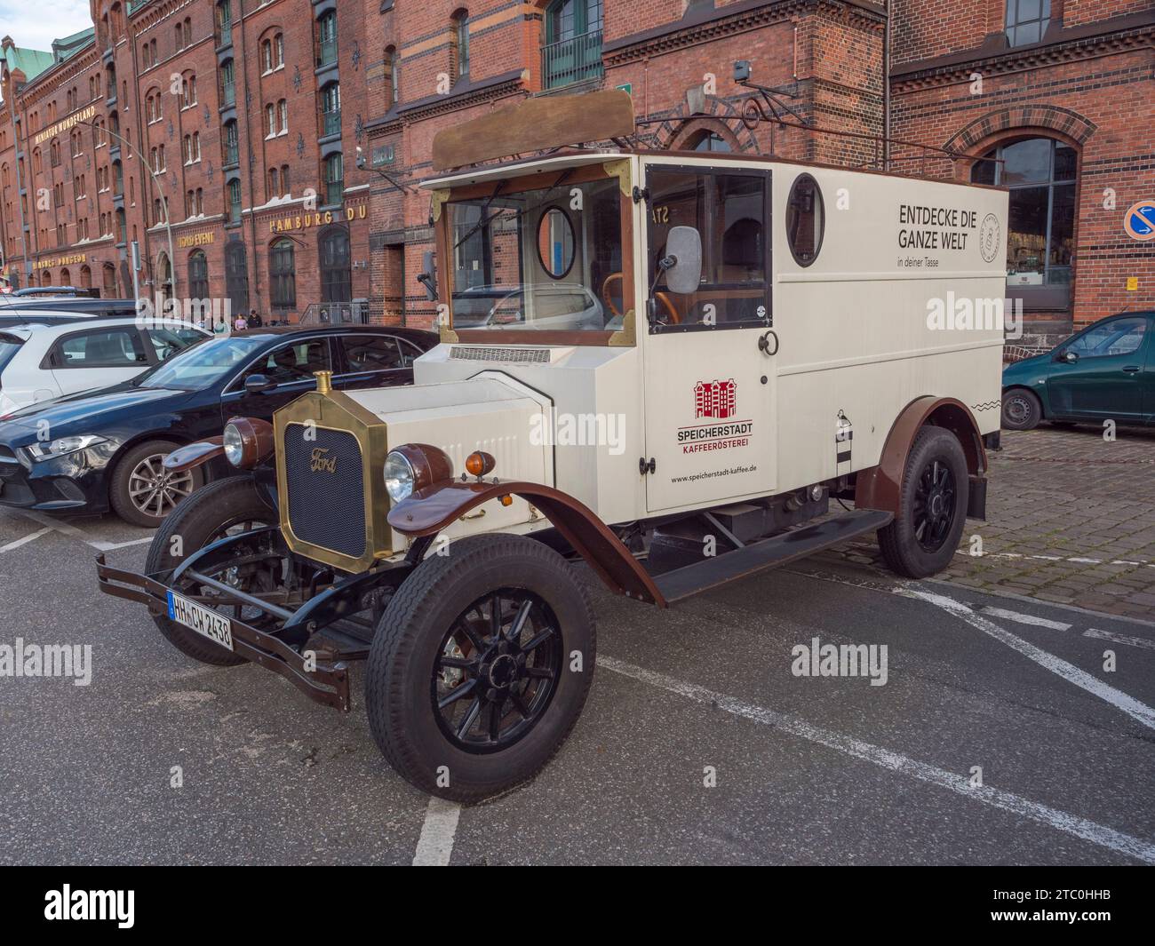 Un furgone convertito in una caffetteria mobile nel quartiere Speicherstadt di Amburgo, in Germania. Foto Stock