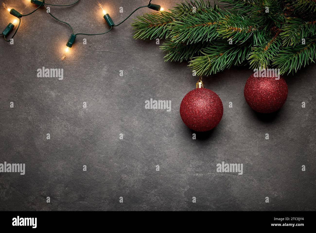 Splendido sfondo di Natale grigio scuro con brunch sull'albero di natale e luci Foto Stock