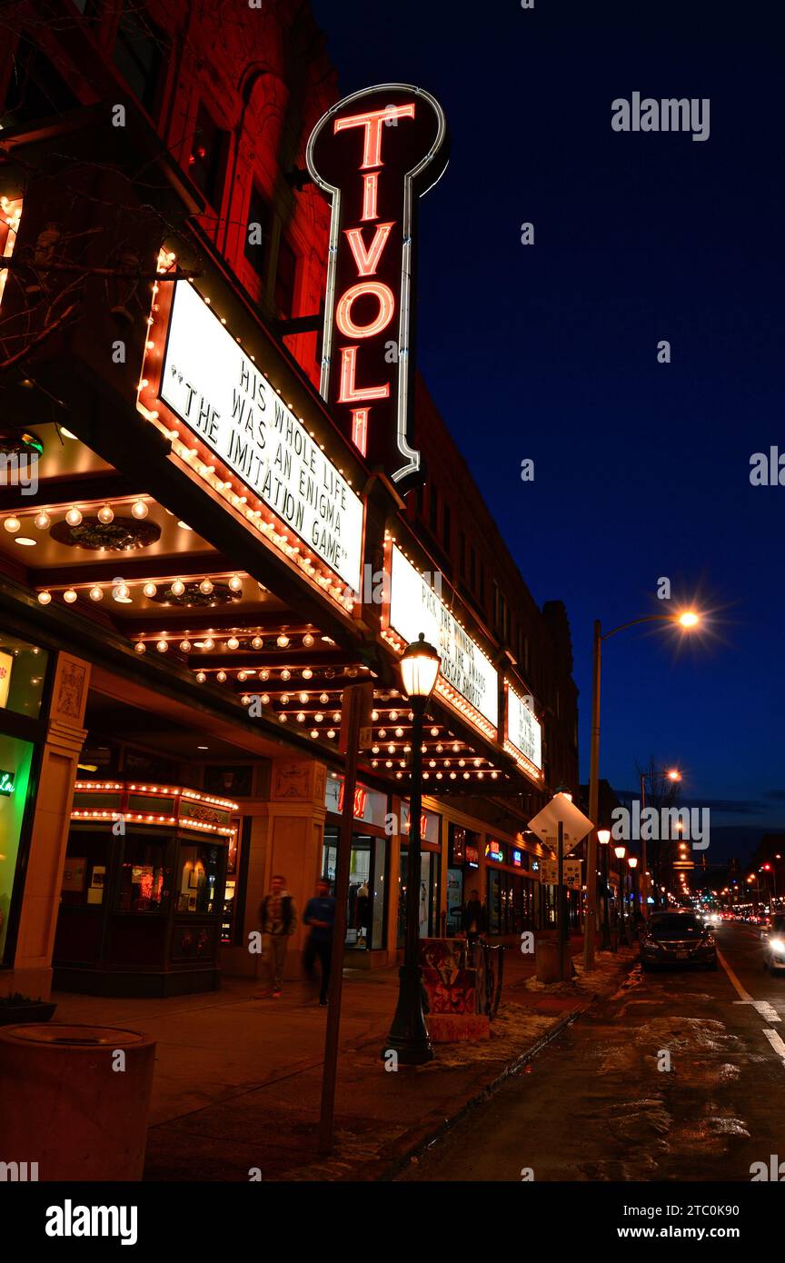 Il Tivoli Theater è una delle numerose opzioni di intrattenimento di St Louis' Blueberry Hill ed è illuminato di notte Foto Stock