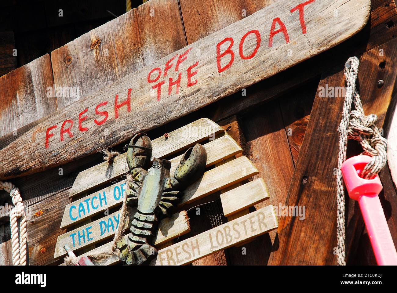 Le trappole per aragosta servono da decorazioni divertenti su una baracca di aragosta nel Maine Foto Stock