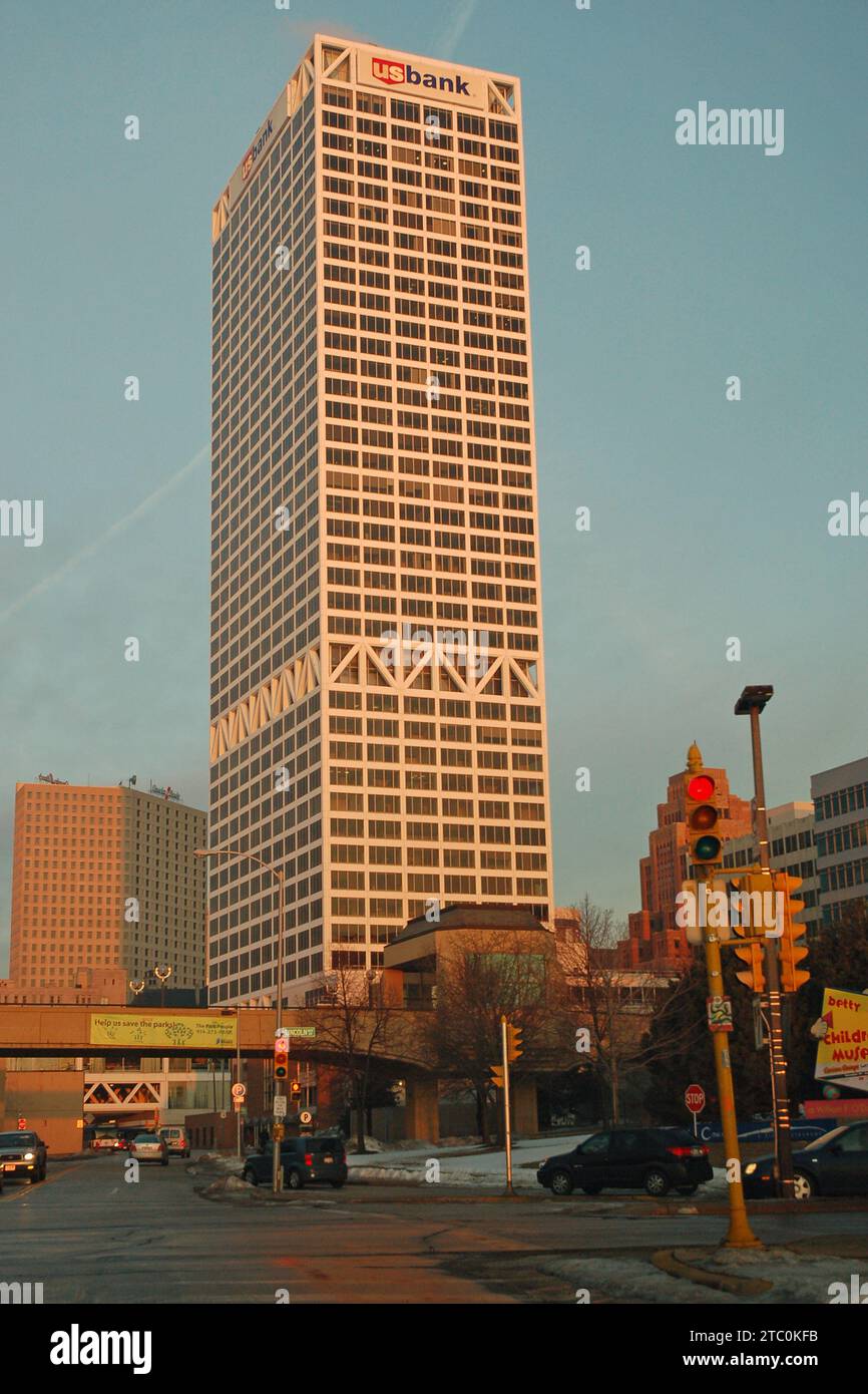 L'US Bank Building sorge sopra il quartiere finanziario del centro della città di Milwaukee, creando un punto di riferimento notevole dello skyline Foto Stock