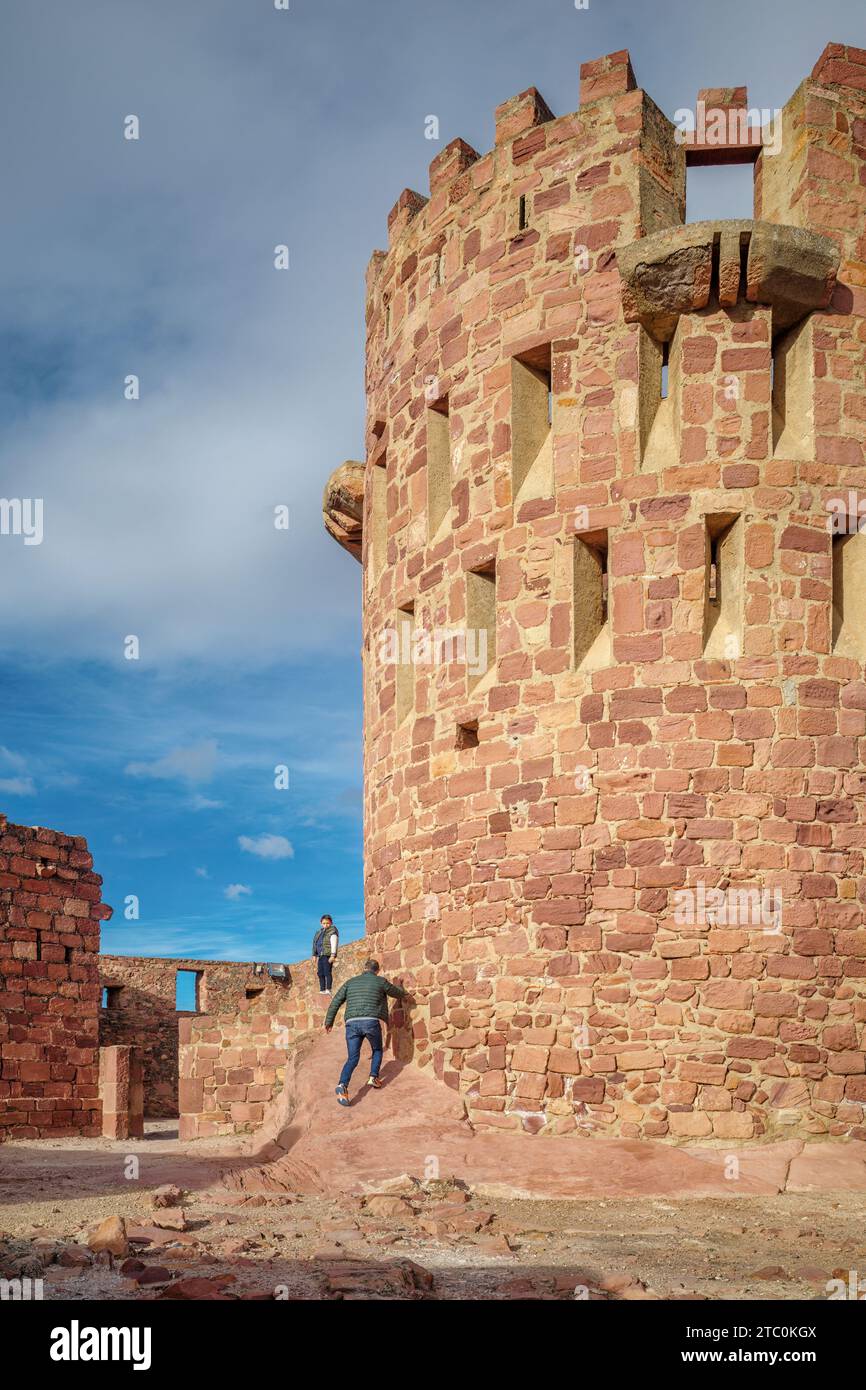Vista della torre del castello della città di VILLAFAMES (Vilafames) del comune di Castellón, Comunità Valenciana, Spagna, Europa Foto Stock