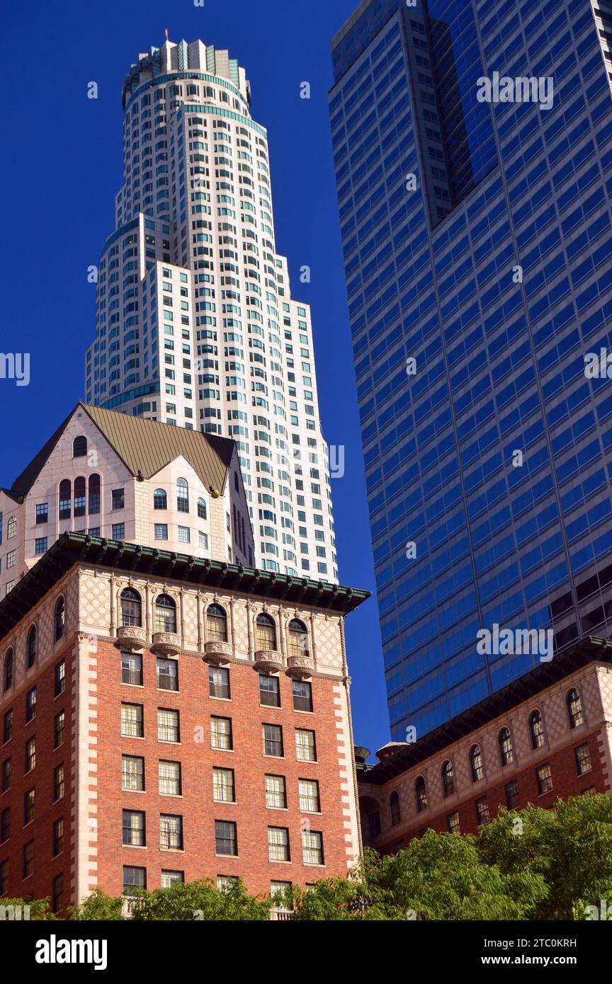 L'US Bank Building sorge sopra le altre torri nel centro di Los Angeles Foto Stock
