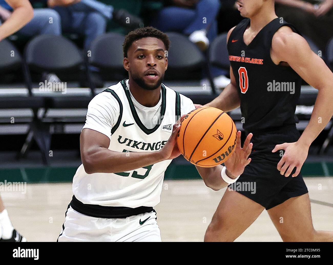 6 dicembre 2023: Jorell Saterfield (23), guardia dei Portland State Vikings, fa un passaggio durante la partita di basket NCAA tra i Lewis e Clark Pioneers e i Portland State Vikings allo Stott Center, Portland, OREGON. Larry C. Lawson/CSM Foto Stock