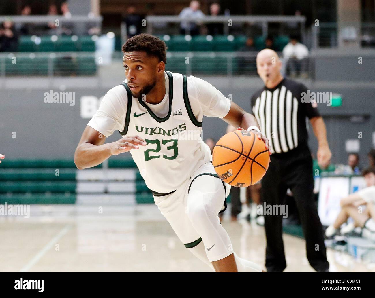 6 dicembre 2023: Jorell Saterfield (23), guardia dei Portland State Vikings, guida verso il basket durante la partita di pallacanestro NCAA tra i Lewis e Clark Pioneers e i Portland State Vikings allo Stott Center, Portland, OREGON. Larry C. Lawson/CSM Foto Stock